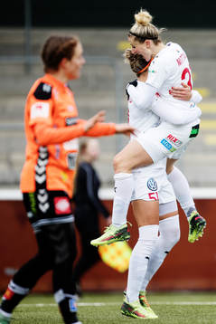 Rosengårds Anja Mittag jublar med målskytten till 3-2