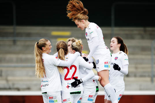 Rosengårds Sanne Troelsgaard Nielsen jublar med lagkamrater