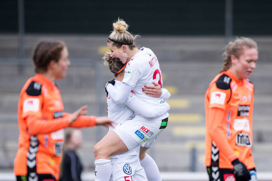 Rosengårds Anja Mittag jublar samtidigt som Kristianstads