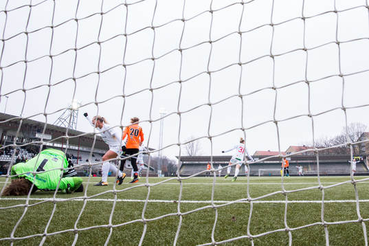 Kristianstads målvakt Brett Maron deppar samtidigt som