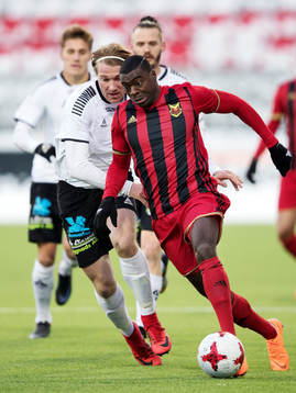 GAIS August Wängberg  jagar Östersunds Ken Sema