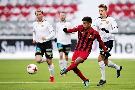 i180311 Östersunds Ronald Mukiibi och GAIS Marcus Bergholtz