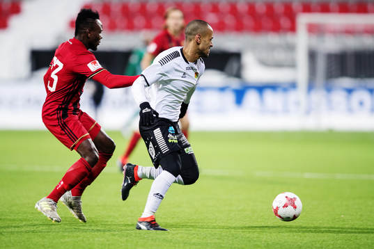 i180311 Östersunds Samuel Mensiro jagar GAIS Junes Barny