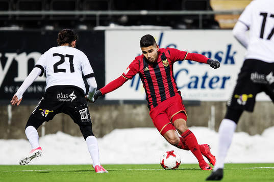 i180311 Östersunds Hosam Aiesh driver bollen mot GAIS