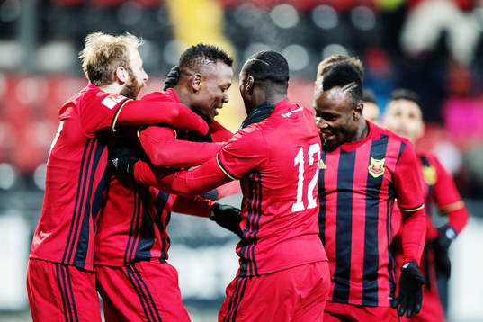 i180311 Östersunds Alhaji Gero jublar med lagkamrater
