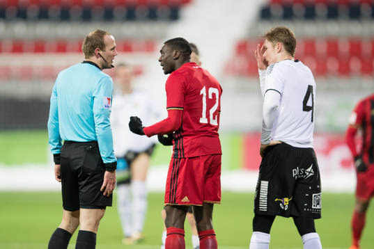 Domare Patrik Eriksson i samtal med Östersunds Ken Sema
