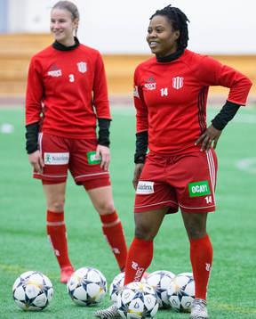 Piteås Faith Ikidi och Linnea Selberg på uppvärmningen