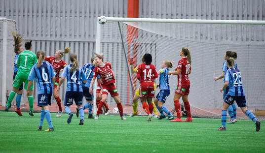 Djurgårdens Ingibjörg Sigurdardottir kvitterar till 1-1