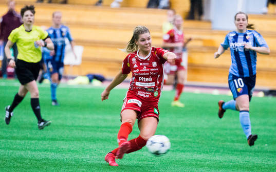 Piteås Nina Jakobsson skjuter in 1-0 målet