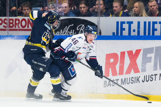 s David Gustafsson mot Linköpings Mathis Olimb