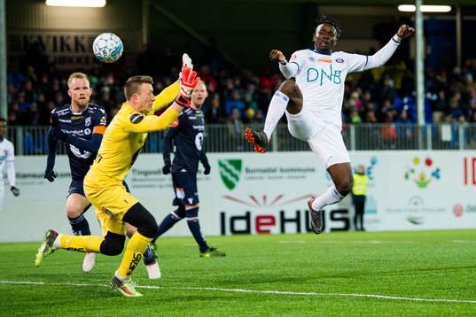 Sam Johnson of Vålerenga scores 1-0
