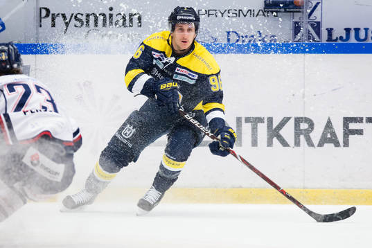 s Bill Sweatt med pucken