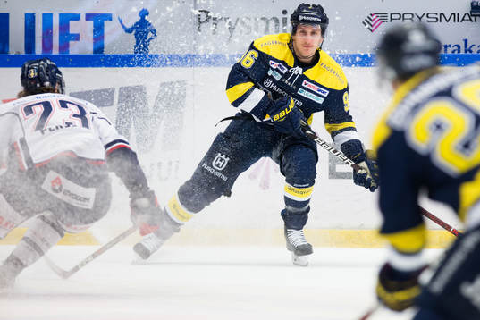 s Bill Sweatt med pucken