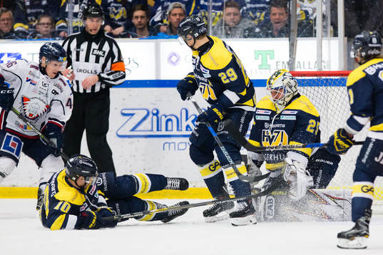 s målvakt Felix Sandström räddar ett skott