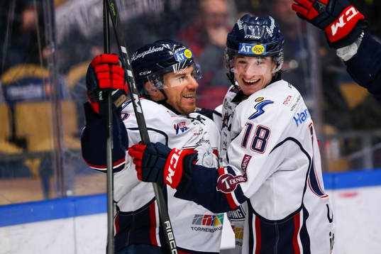 Linköpings Derek Roy jublar med Jacob Lilja
