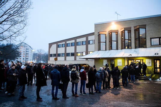 Personer köar