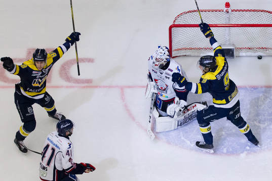 s Pierre Engvall och Victor Ejdsell jublar