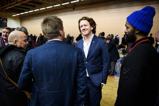 Eric Ljunggren gratuleras