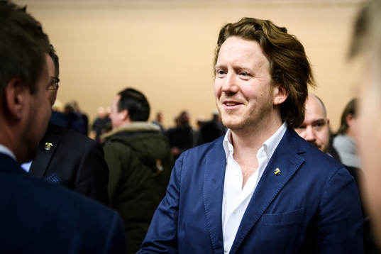 Eric Ljunggren gratuleras