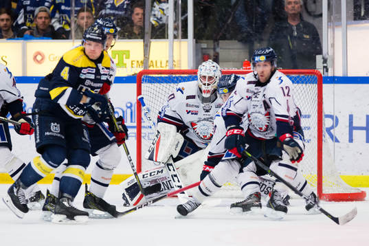 s Max Wärn framför Linköpings målvakt Jonas Gustavsson