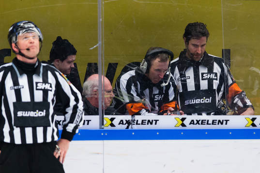 Domare Linus Öhlund och Mikael Sjöqvist tittar på video