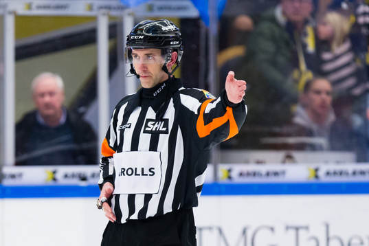 Domaren Linus Öhlund dömer mål