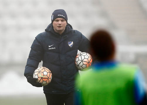 Tränare Vedran Vucicevic håller i en juniorträning med