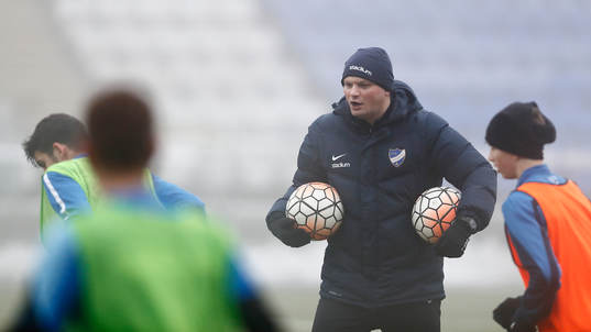 Tränare Vedran Vucicevic håller i en juniorträning med