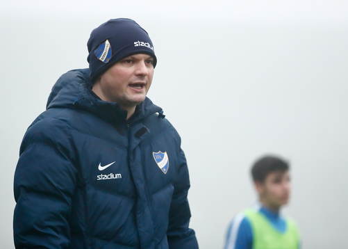 Tränare Vedran Vucicevic håller i en juniorträning med