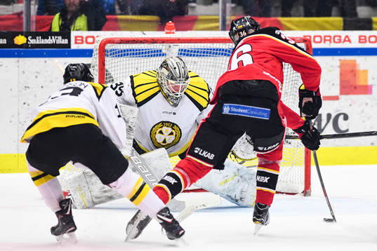 Luleås Emil Larsson utmanar Brynäs målvakt David Rautio
