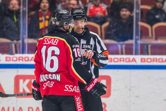 Luleås Niklas Olausson diskuterar med domare Mikael Nord