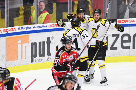 Brynäs Johan Alcén jublar med lagkamrater