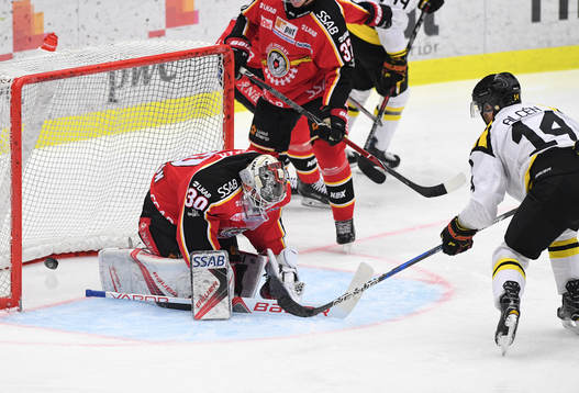 Brynäs Johan Alcén gör 1-2 bakom Luleås målvakt Filip
