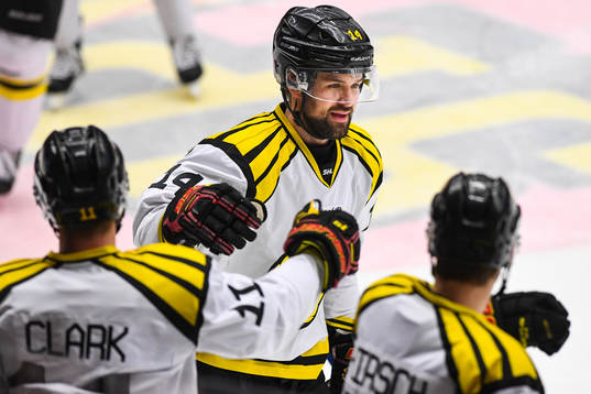 Brynäs Johan Alcén jublar med lagkamrater