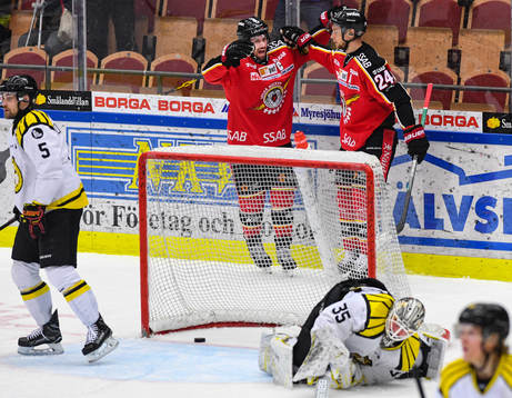 Luleås Niklas Olausson och Johan Harju jublar