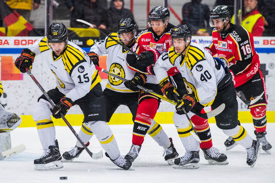 Luleås Johan Harju mellan Brynäs Ryan Gunderson och