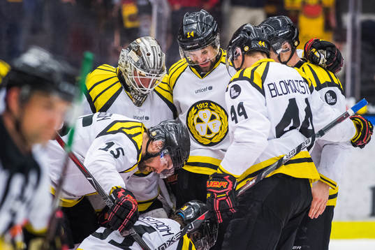 Brynäs målvakt David Rautio och Johan Alcén jublar