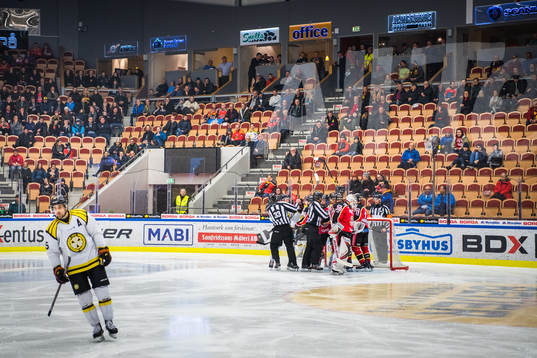Supportrar på halvtomma läktare