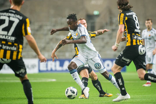 Djurgårdens Philana Tinotenda Kadewere driver bollen