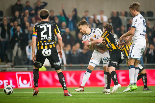 Djurgårdens Jacob Une Larsson i en kamp mot Häckens Erik
