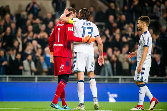 Djurgårdens Jonas Olsson jublar med målvakt Andreas