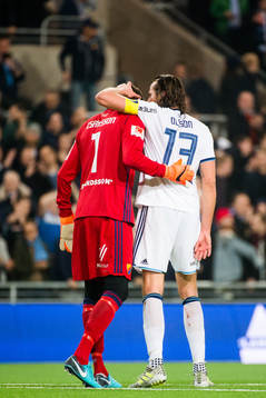 Djurgårdens Jonas Olsson jublar med målvakt Andreas