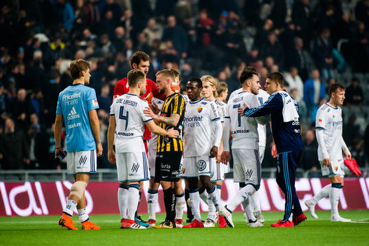 Djurgårdens spelare med Häckens Alexander Faltsetas