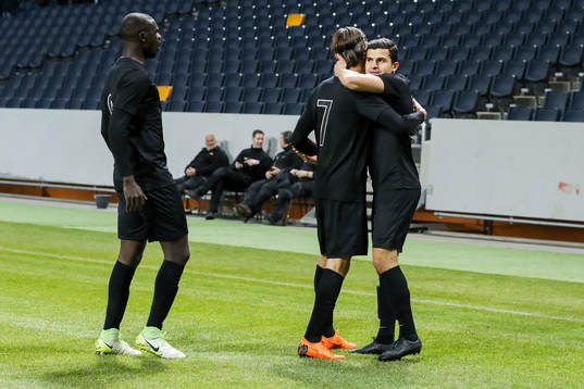 s Tarik Elyounoussi jublar med Enoch Kofi Adu och