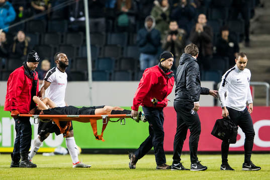 s Jesper Nyholm Bärs ut på bår