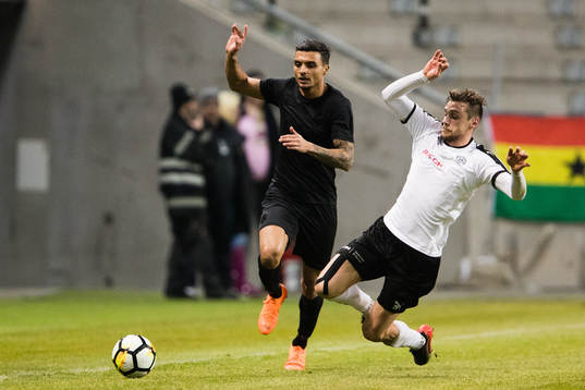s Ahmed Yasin i kamp om bollen med Örebros Filip Rogic