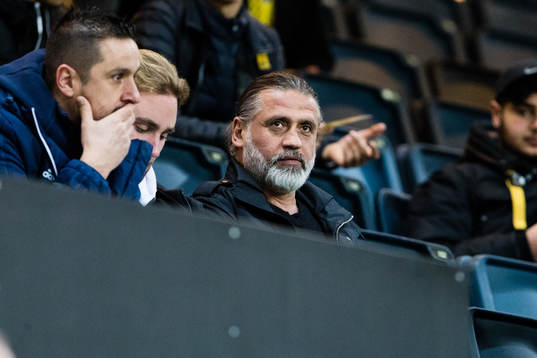 Djurgårdens tränare Özcan Melkemichel på läktaren