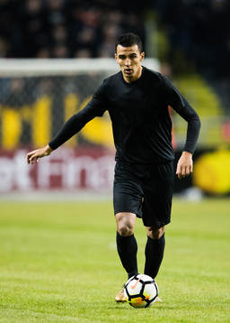 s Nabil Bahoui med bollen