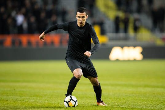 s Nabil Bahoui med bollen