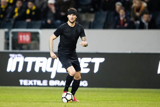 s Alexander Milosevic med bollen